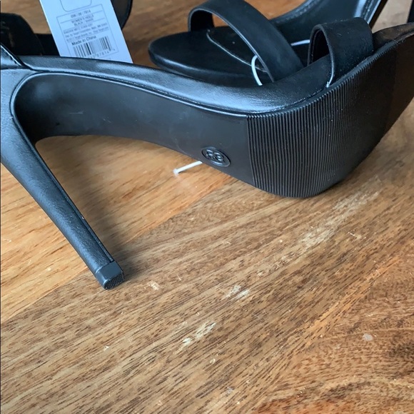 Mossimo heel with gold accents size 8.5 - Picture 2 of 3